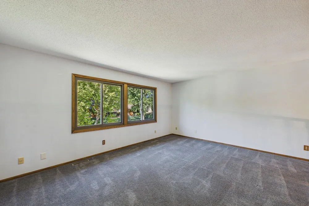 1604 Rio Loma Drive Burnsville, MN 55337