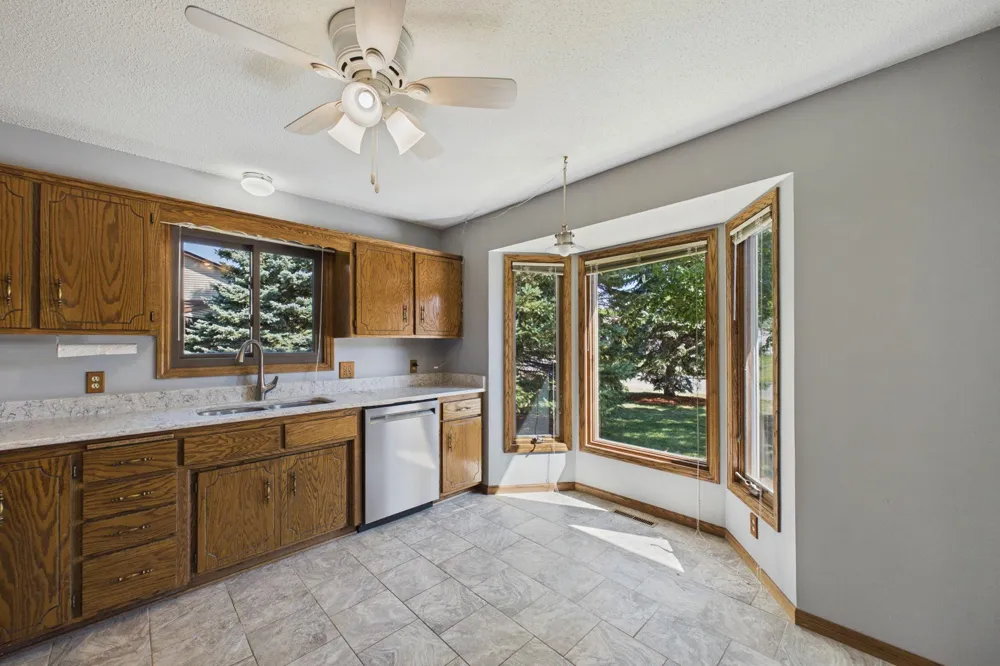 1604 Rio Loma Drive Burnsville, MN 55337