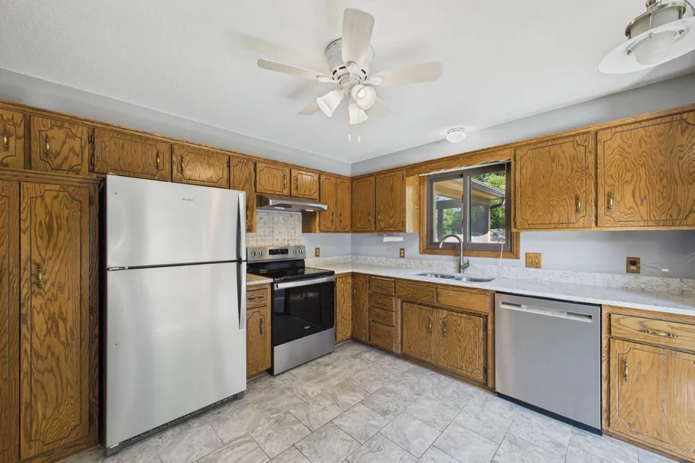 1604 Rio Loma Drive Burnsville, MN 55337