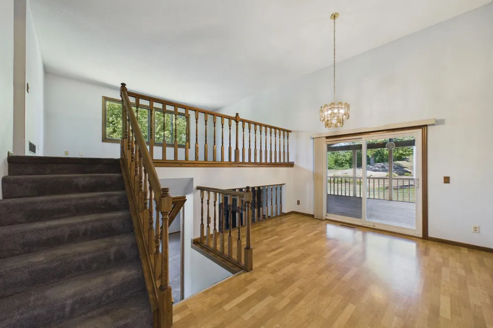 1604 Rio Loma Drive Burnsville, MN 55337