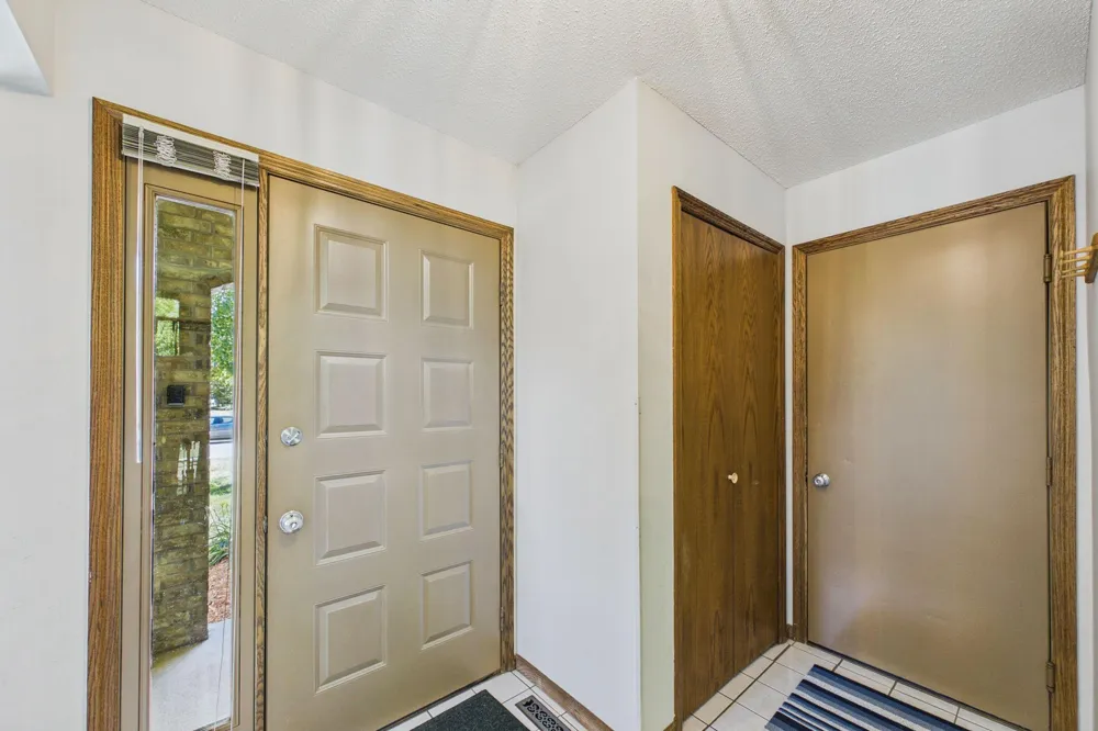 1604 Rio Loma Drive Burnsville, MN 55337