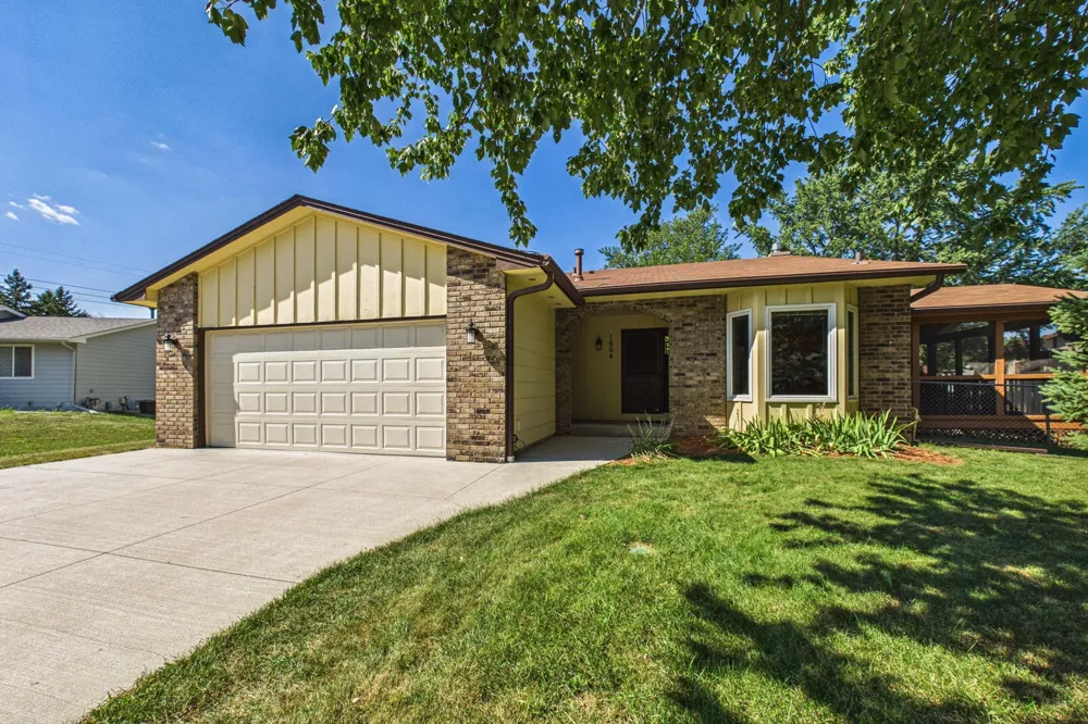 1604 Rio Loma Drive Burnsville, MN 55337
