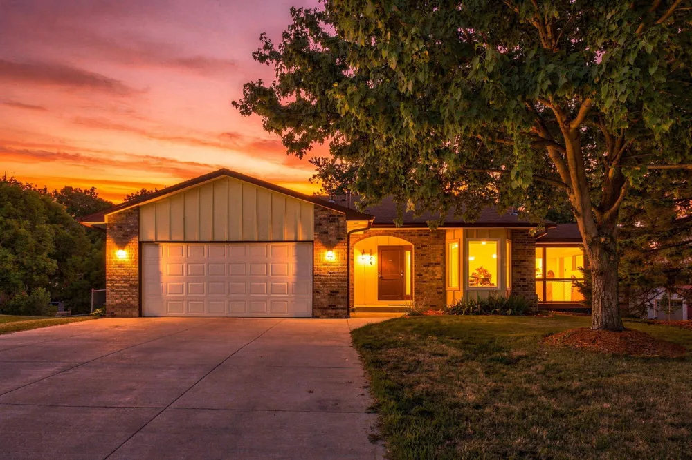 1604 Rio Loma Drive Burnsville, MN 55337