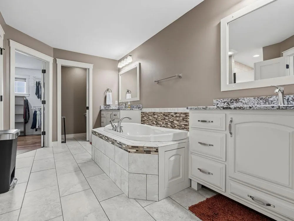 4766 S Oakwood Hills Parkway Eau Claire, WI 54701