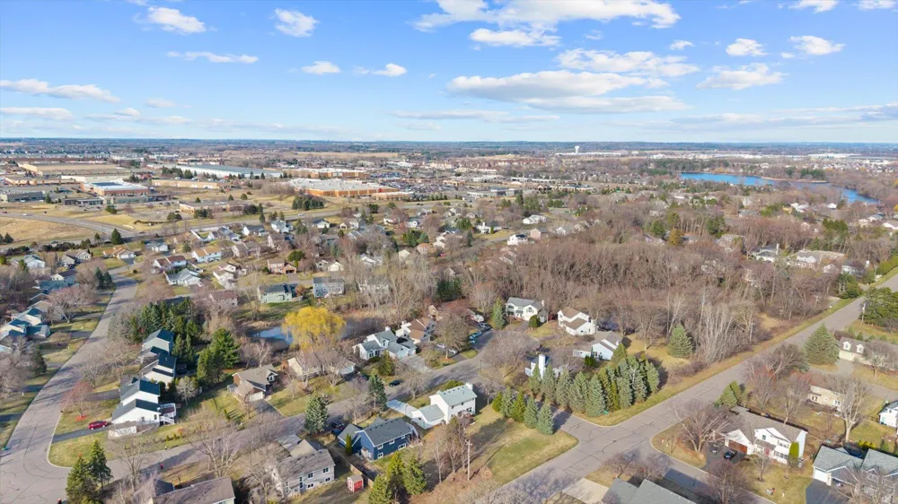 952 Moonlight Drive Woodbury, MN 55125