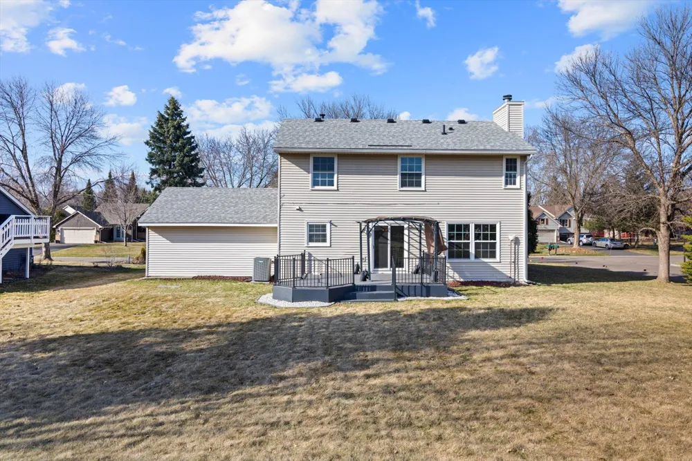 952 Moonlight Drive Woodbury, MN 55125