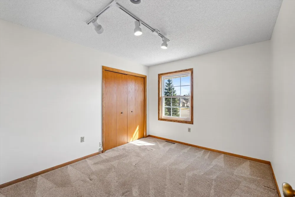 952 Moonlight Drive Woodbury, MN 55125