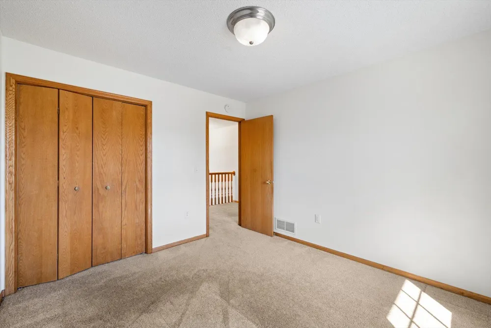 952 Moonlight Drive Woodbury, MN 55125