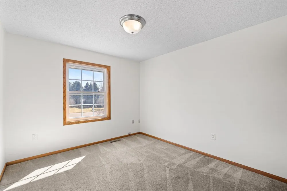 952 Moonlight Drive Woodbury, MN 55125