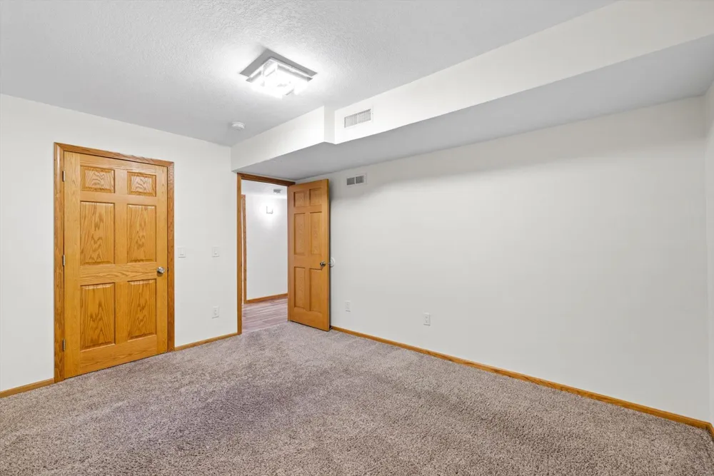 952 Moonlight Drive Woodbury, MN 55125