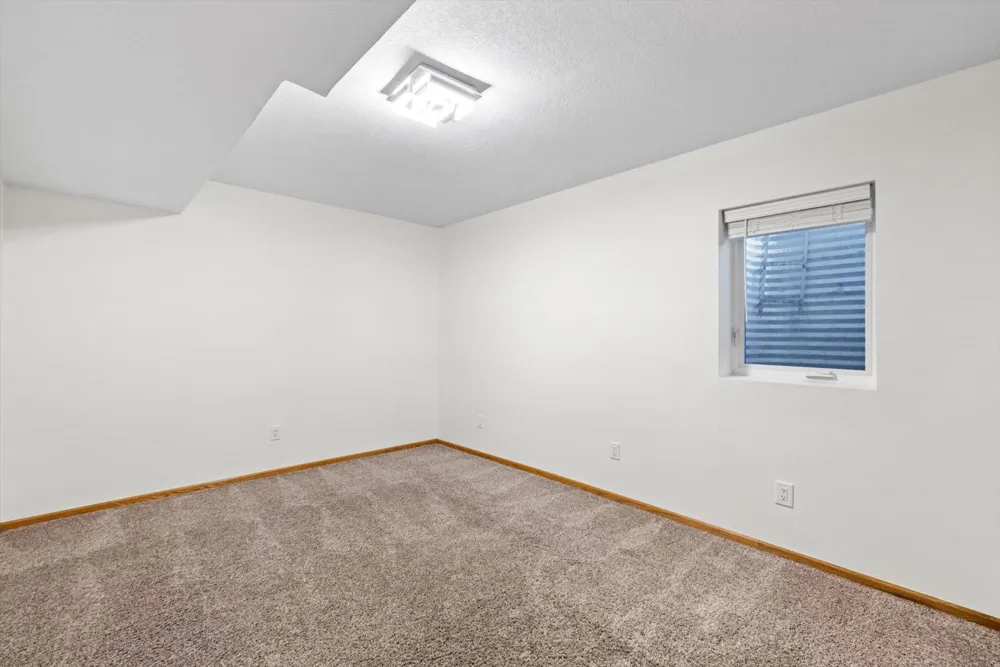 952 Moonlight Drive Woodbury, MN 55125