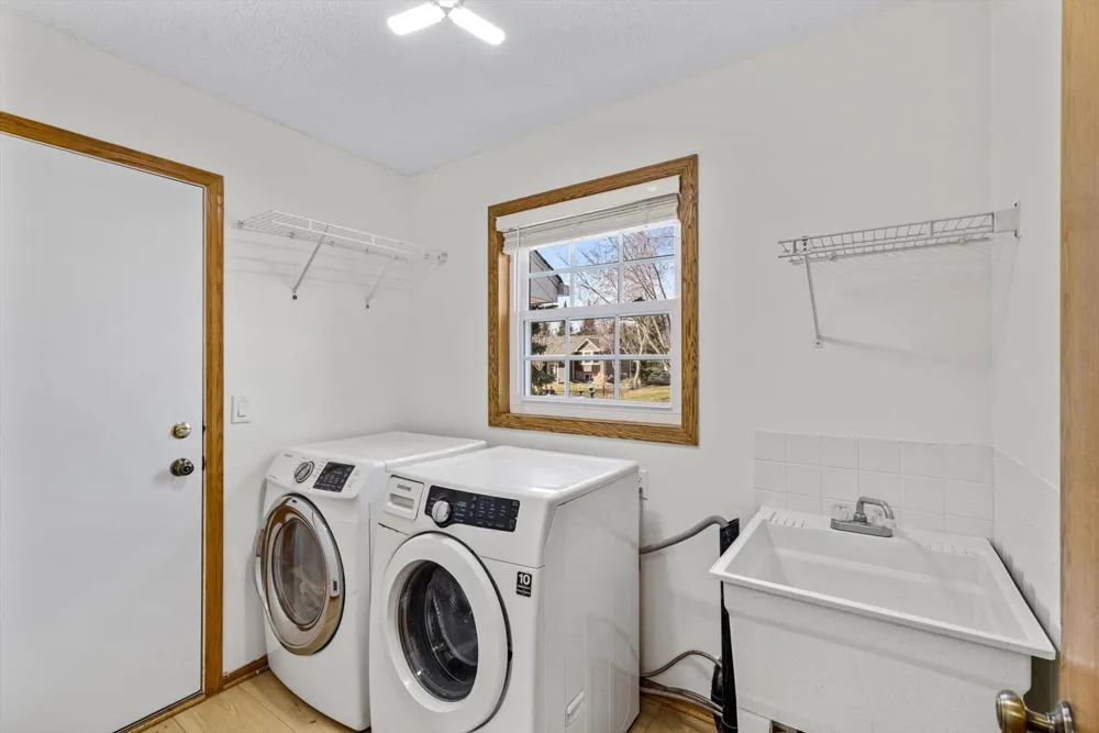 952 Moonlight Drive Woodbury, MN 55125