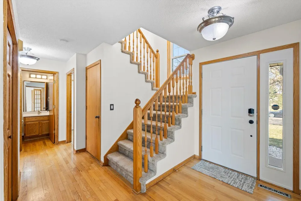 952 Moonlight Drive Woodbury, MN 55125