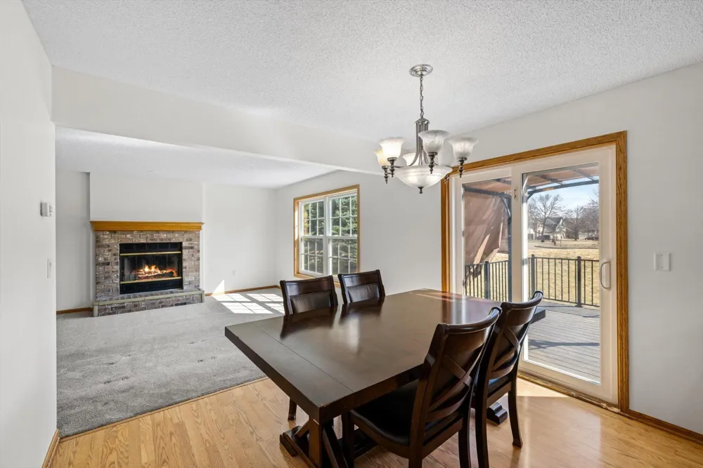 952 Moonlight Drive Woodbury, MN 55125