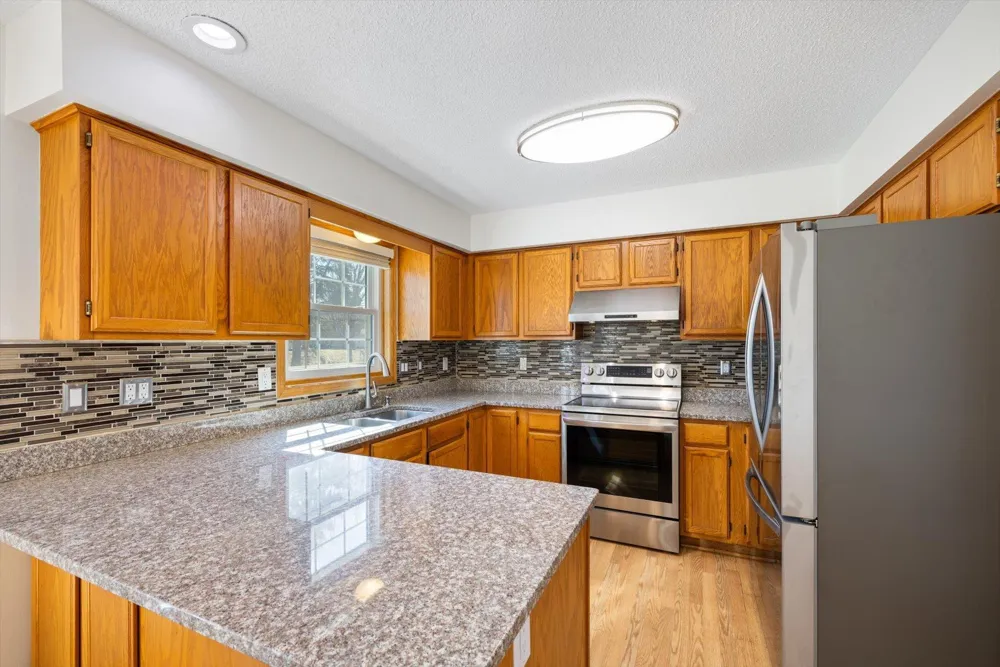 952 Moonlight Drive Woodbury, MN 55125