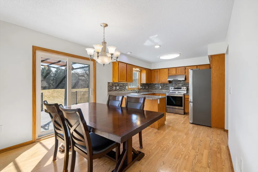 952 Moonlight Drive Woodbury, MN 55125
