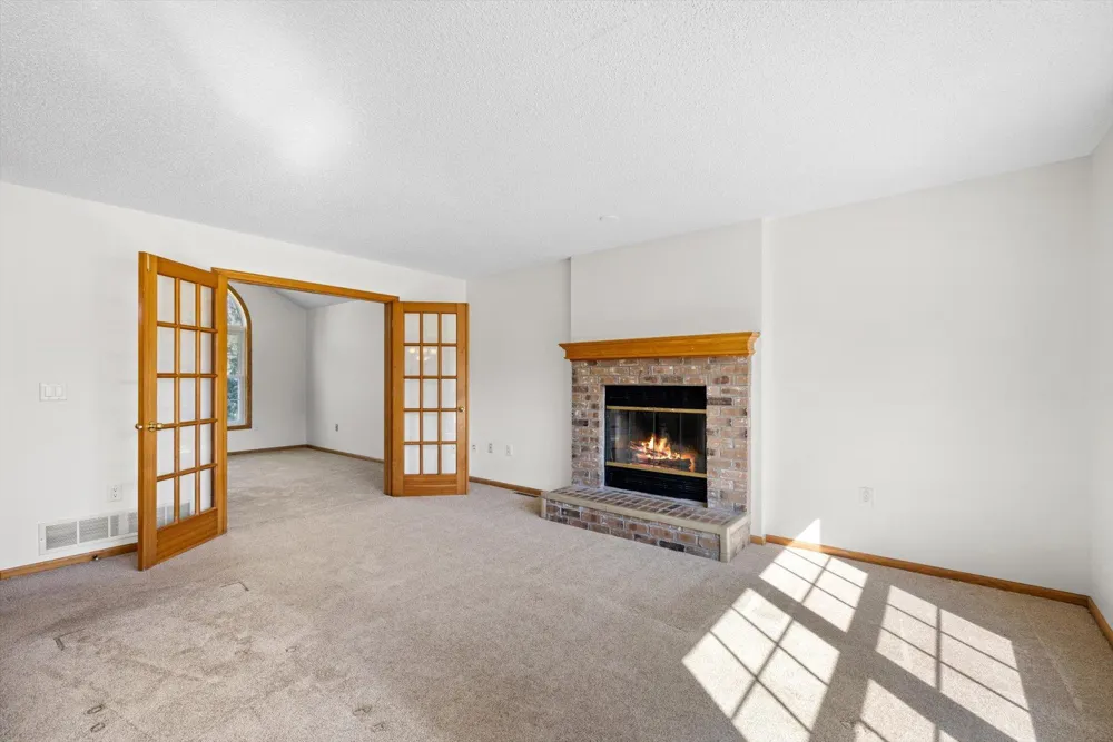 952 Moonlight Drive Woodbury, MN 55125