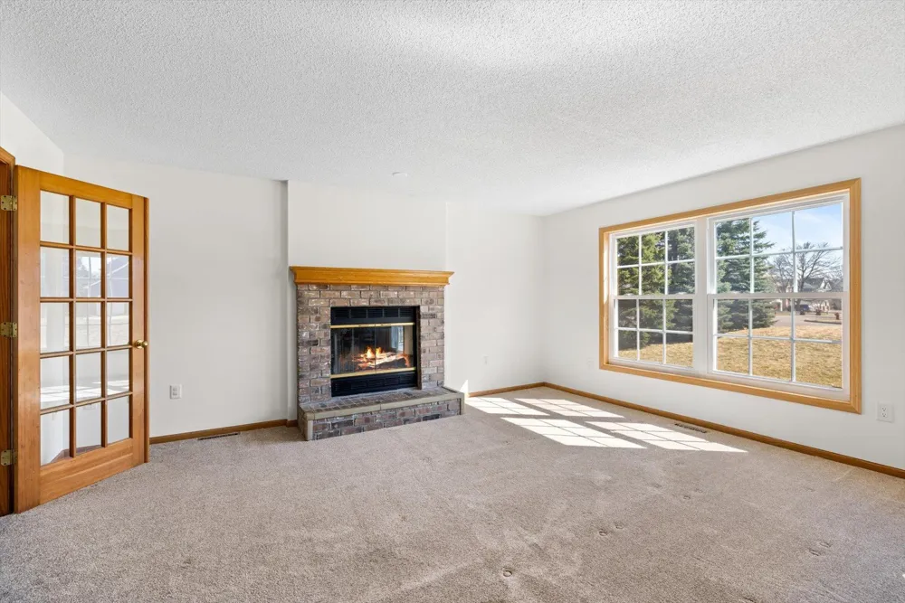 952 Moonlight Drive Woodbury, MN 55125