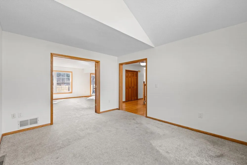 952 Moonlight Drive Woodbury, MN 55125