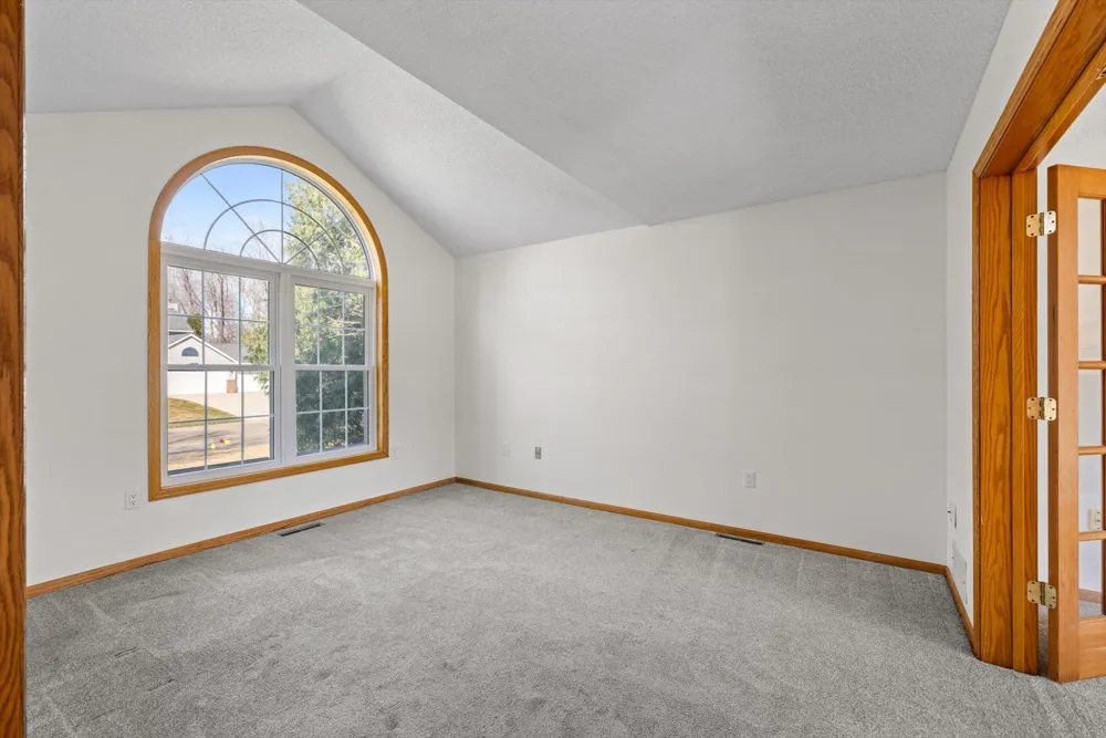 952 Moonlight Drive Woodbury, MN 55125