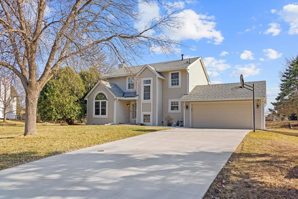 952 Moonlight Drive Woodbury, MN 55125