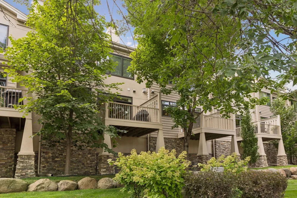 533 Willoughby Way W Minnetonka, MN 55305