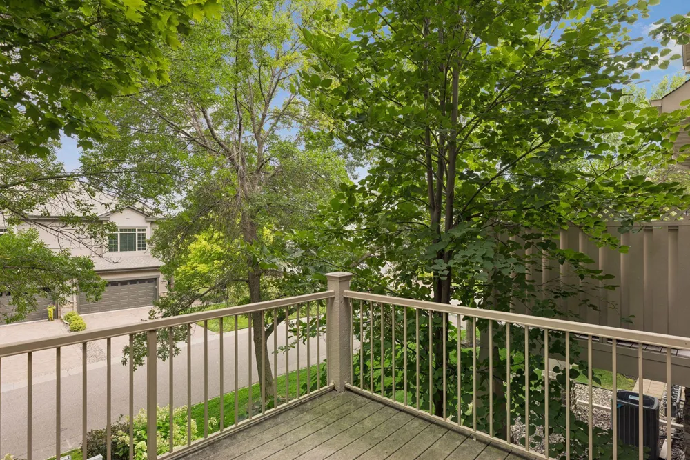 533 Willoughby Way W Minnetonka, MN 55305