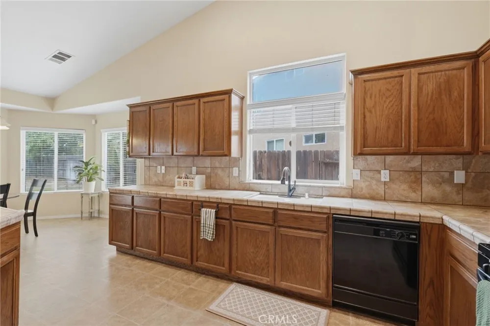 4225 W Ceres Court Visalia, CA 93291