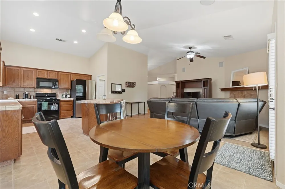 4225 W Ceres Court Visalia, CA 93291