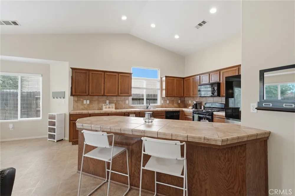 4225 W Ceres Court Visalia, CA 93291