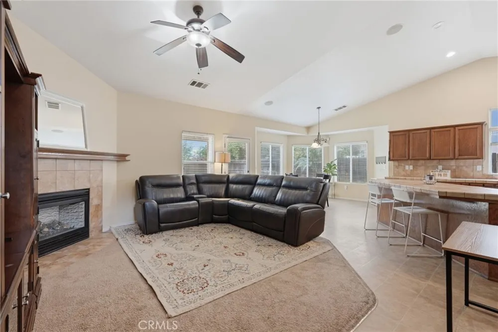 4225 W Ceres Court Visalia, CA 93291