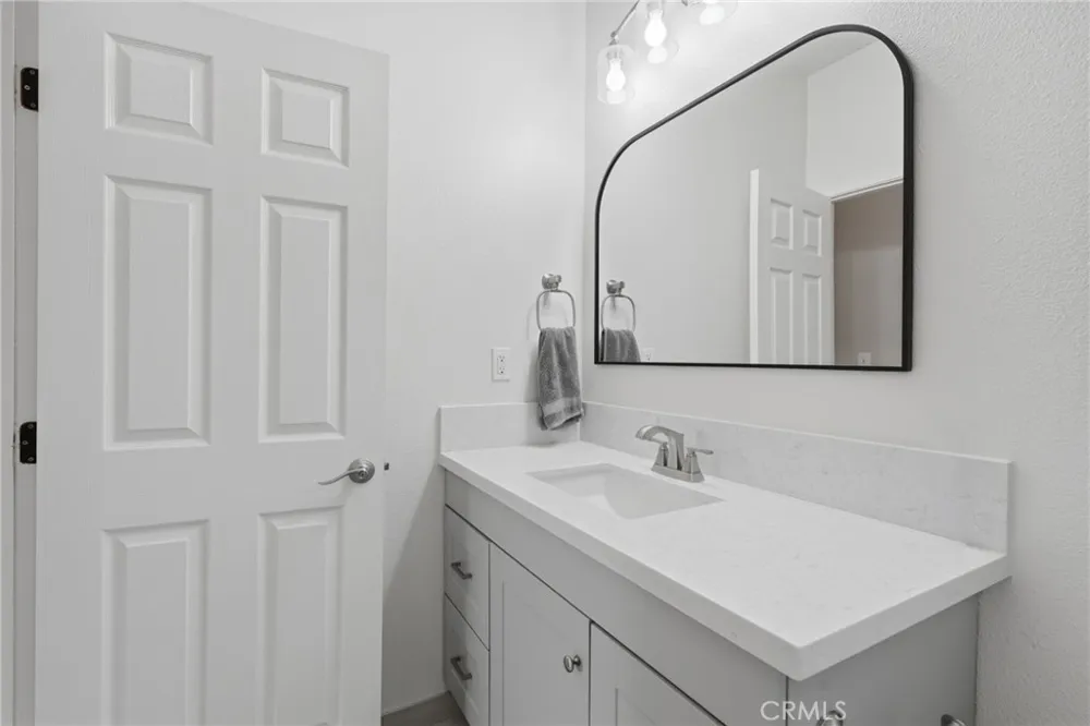 4225 W Ceres Court Visalia, CA 93291