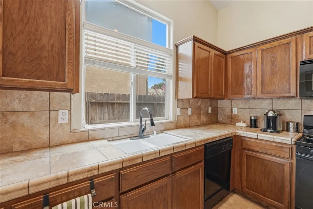 4225 W Ceres Court Visalia, CA 93291