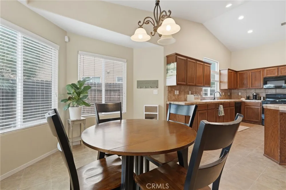 4225 W Ceres Court Visalia, CA 93291