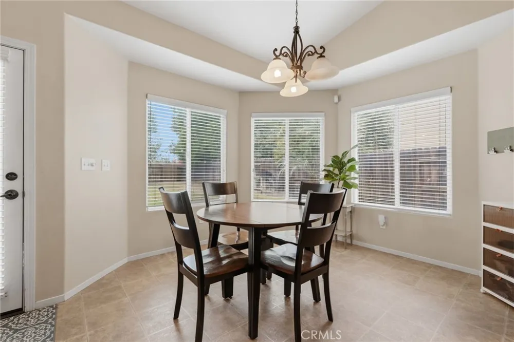 4225 W Ceres Court Visalia, CA 93291