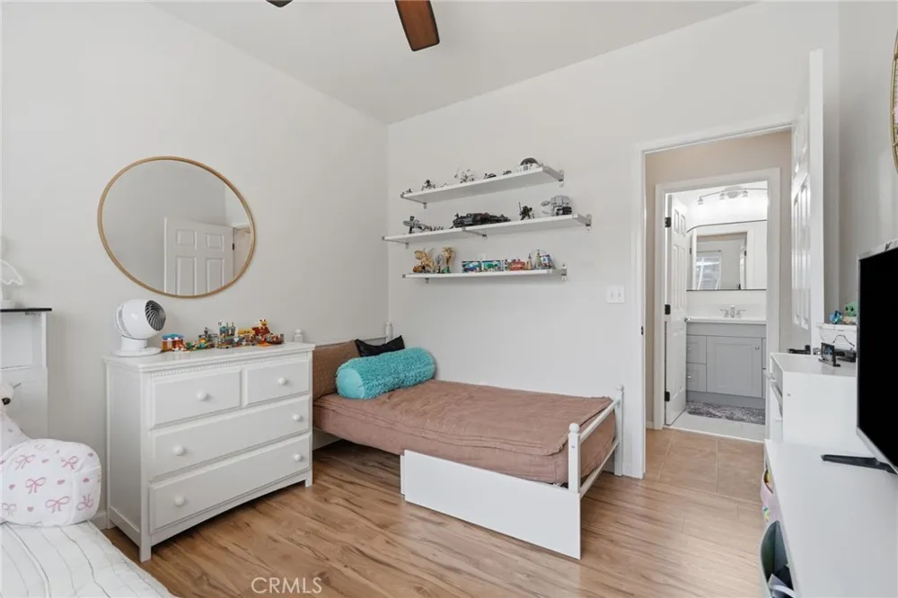 4225 W Ceres Court Visalia, CA 93291