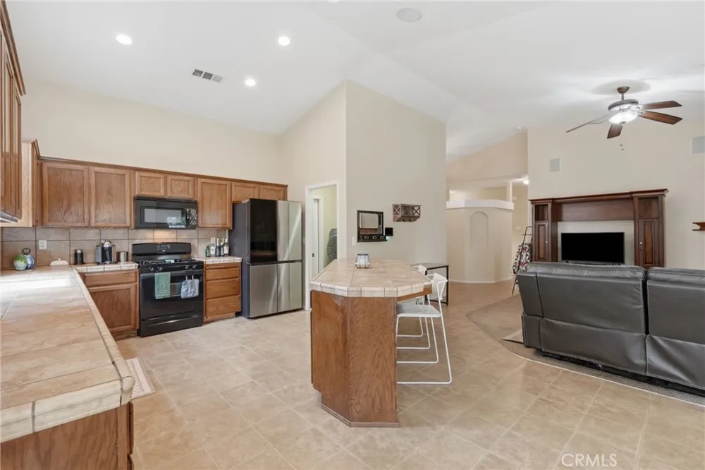 4225 W Ceres Court Visalia, CA 93291
