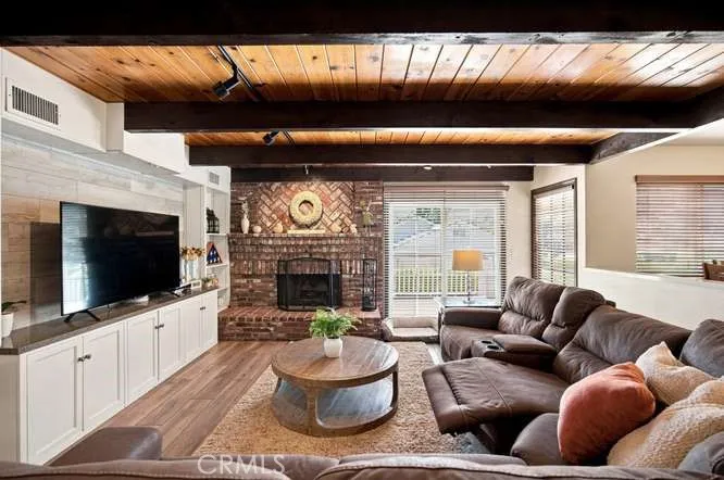 28042 Balkins Agoura Hills, CA 91301