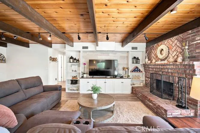 28042 Balkins Agoura Hills, CA 91301