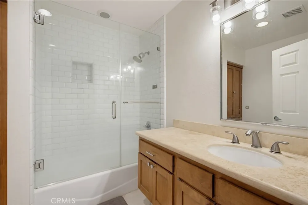 1639 Camden Avenue #301 Los Angeles, CA 90025