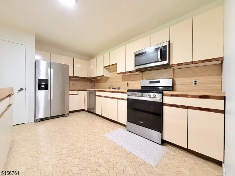 31 Lockley Ct Wayne, NJ 07470