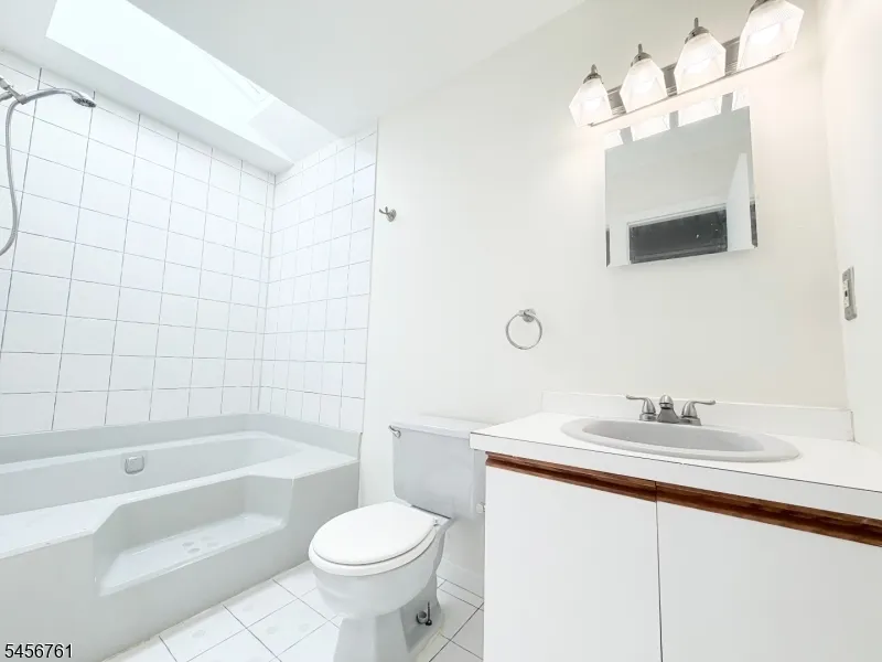 31 Lockley Ct Wayne, NJ 07470