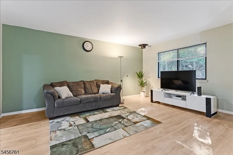 31 Lockley Ct Wayne, NJ 07470