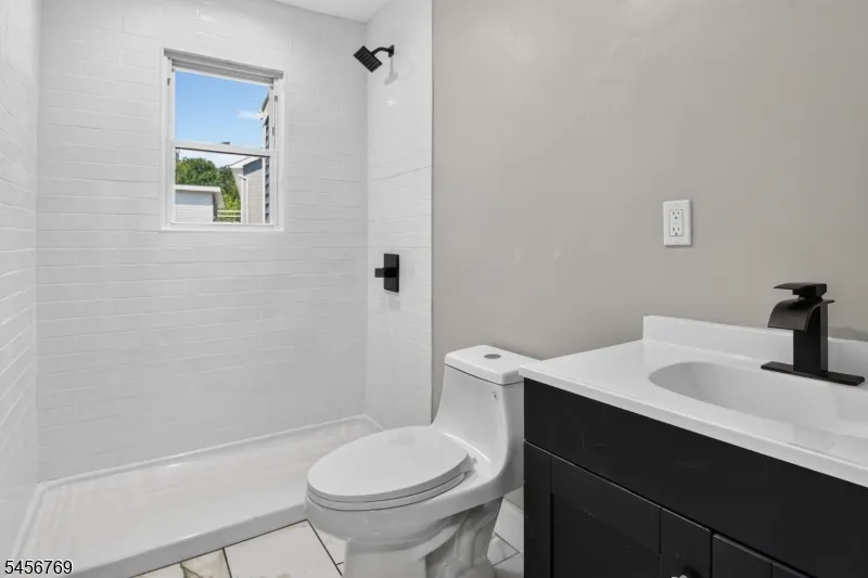 16 Oakwood Pl North Brunswick, NJ 08902