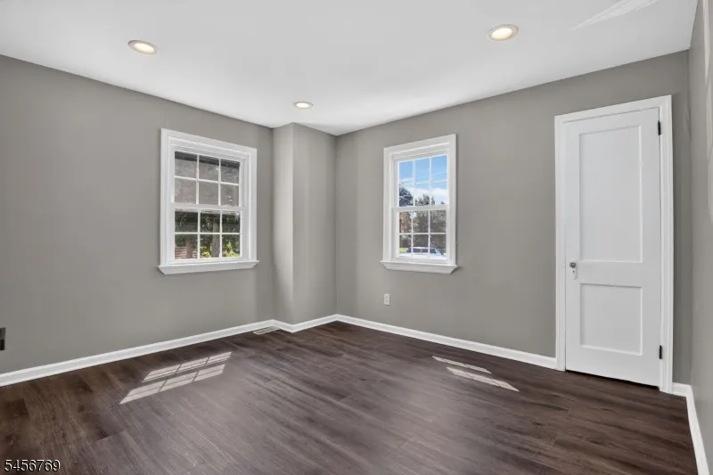 16 Oakwood Pl North Brunswick, NJ 08902
