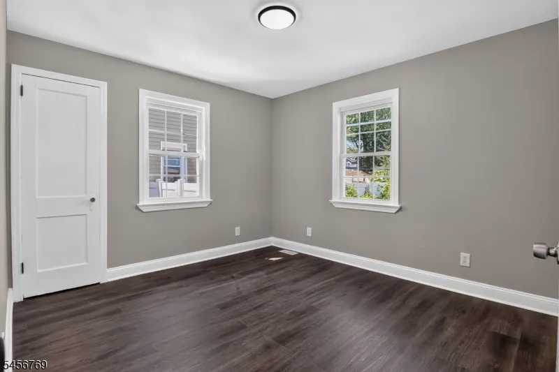 16 Oakwood Pl North Brunswick, NJ 08902