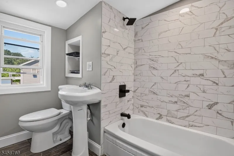 16 Oakwood Pl North Brunswick, NJ 08902