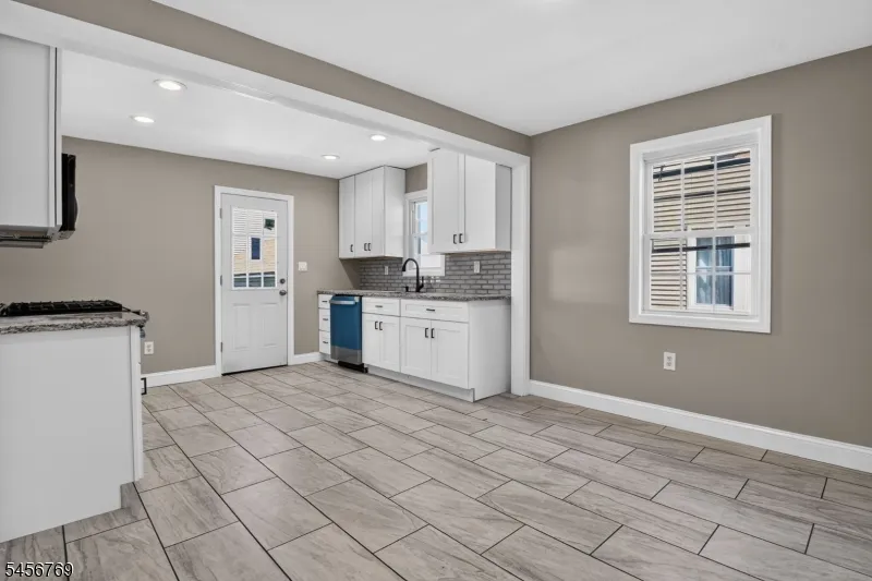 16 Oakwood Pl North Brunswick, NJ 08902