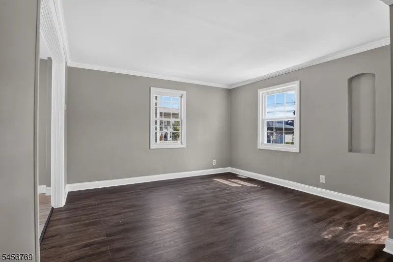 16 Oakwood Pl North Brunswick, NJ 08902
