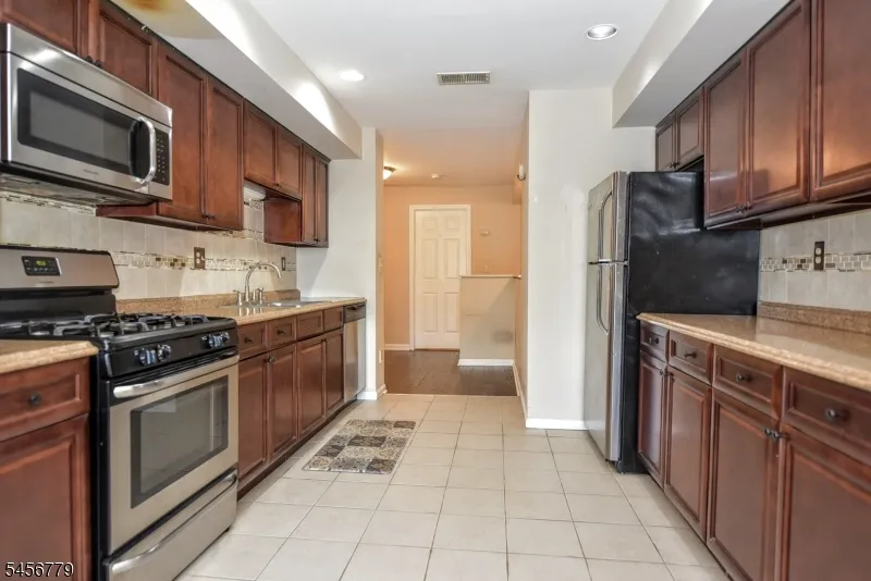606 Skyline Dr Haledon, NJ 07508